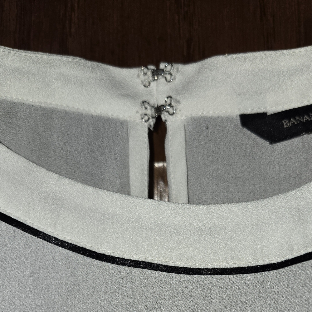 Banana Republic Sleeveless Crewneck White Tank Top Piped Neck Keyhole Back Sz M - Picture 3 of 4